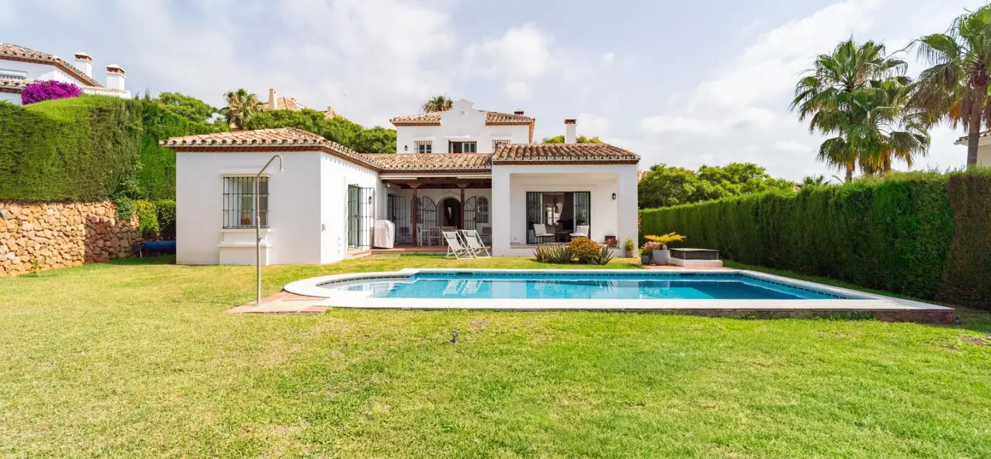 Продажа  отдельно стоящей виллы в Elviria 0