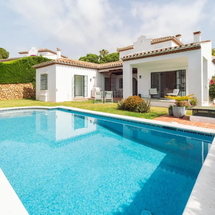 Продажа  отдельно стоящей виллы в Elviria