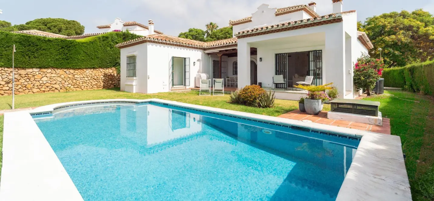 Продажа  отдельно стоящей виллы в Elviria 2