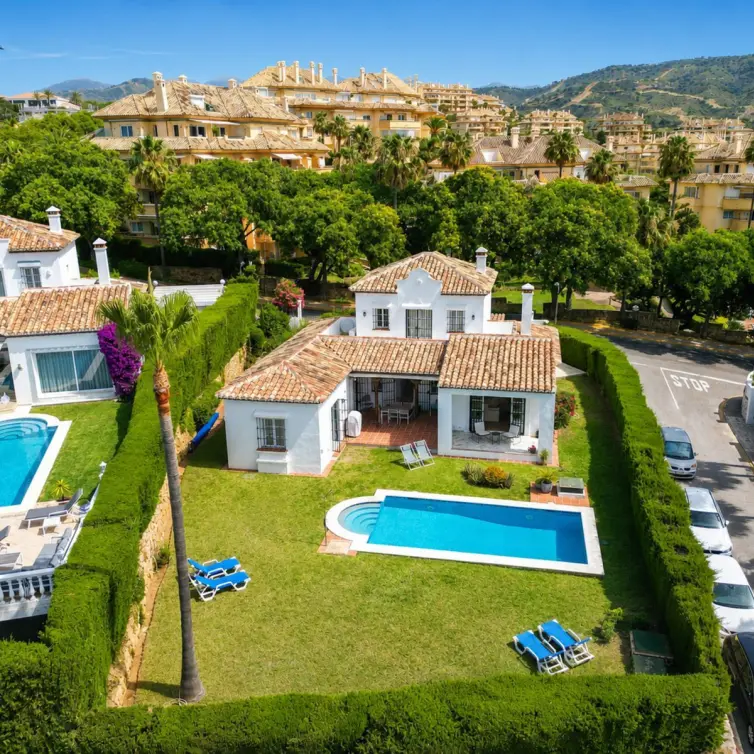 Продажа  отдельно стоящей виллы в Elviria