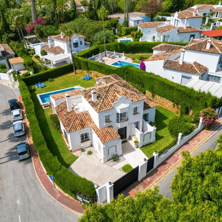 Продажа  отдельно стоящей виллы в Elviria