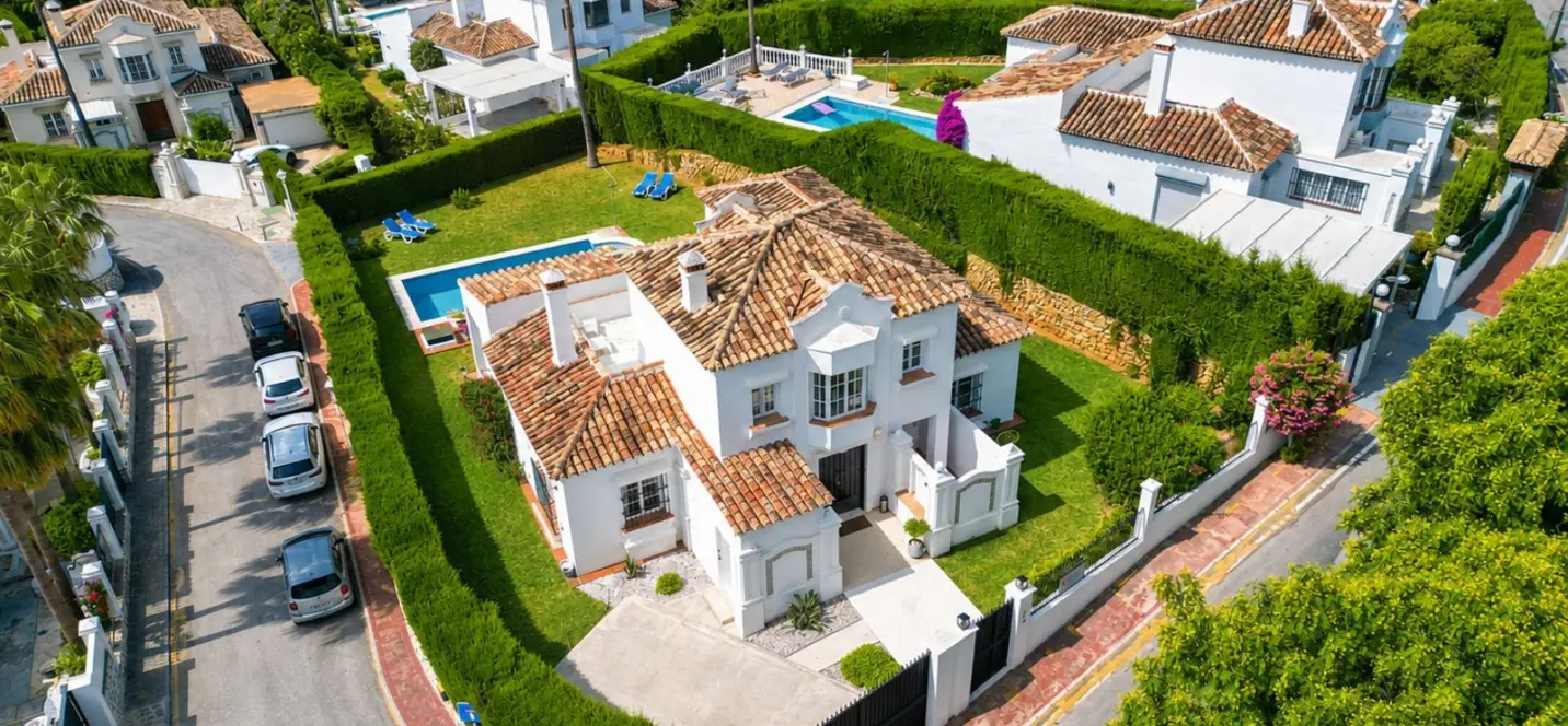 Продажа  отдельно стоящей виллы в Elviria 4
