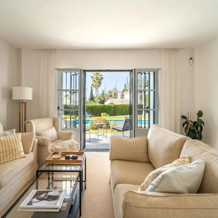 Продажа  отдельно стоящей виллы в Elviria