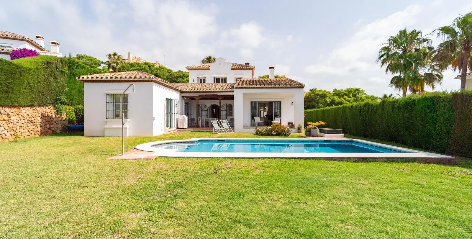Sale of detached villa in Elviria 1
