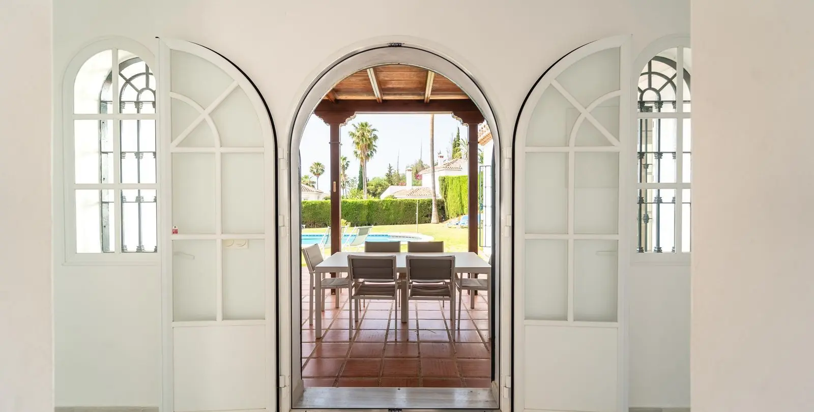 Sale of detached villa in Elviria 25