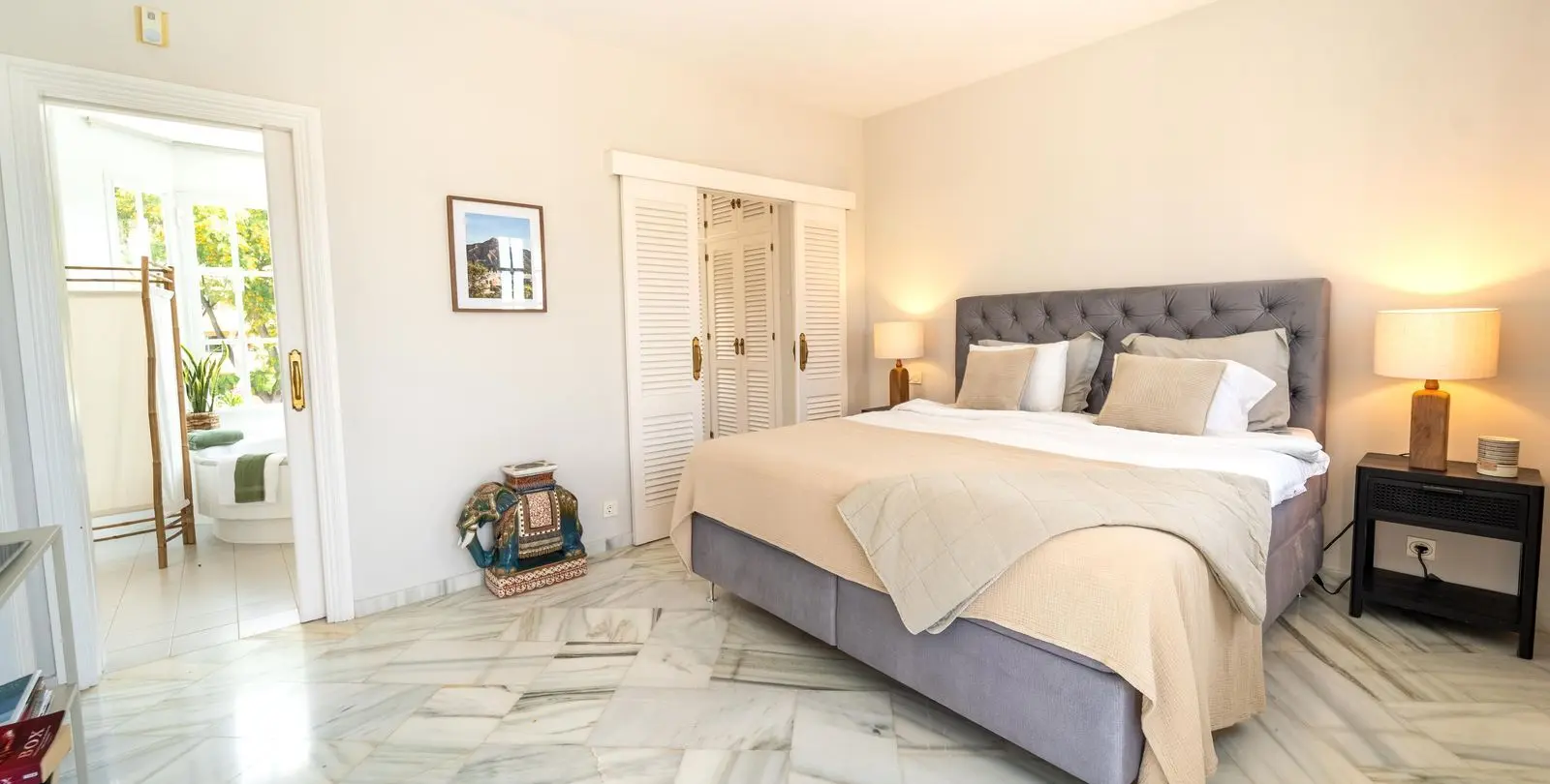 Sale of detached villa in Elviria 28