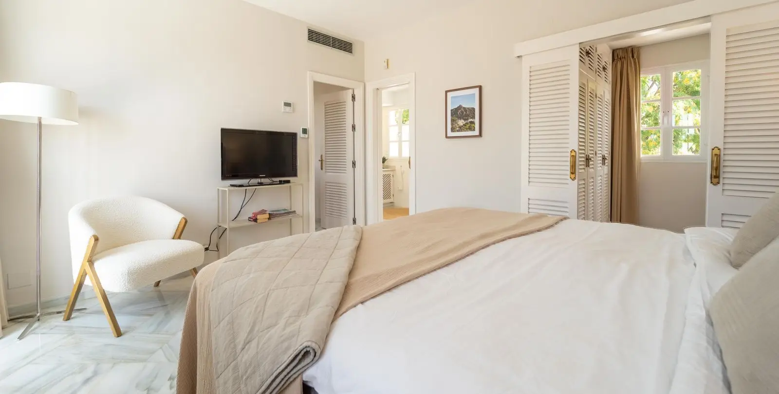 Sale of detached villa in Elviria 32