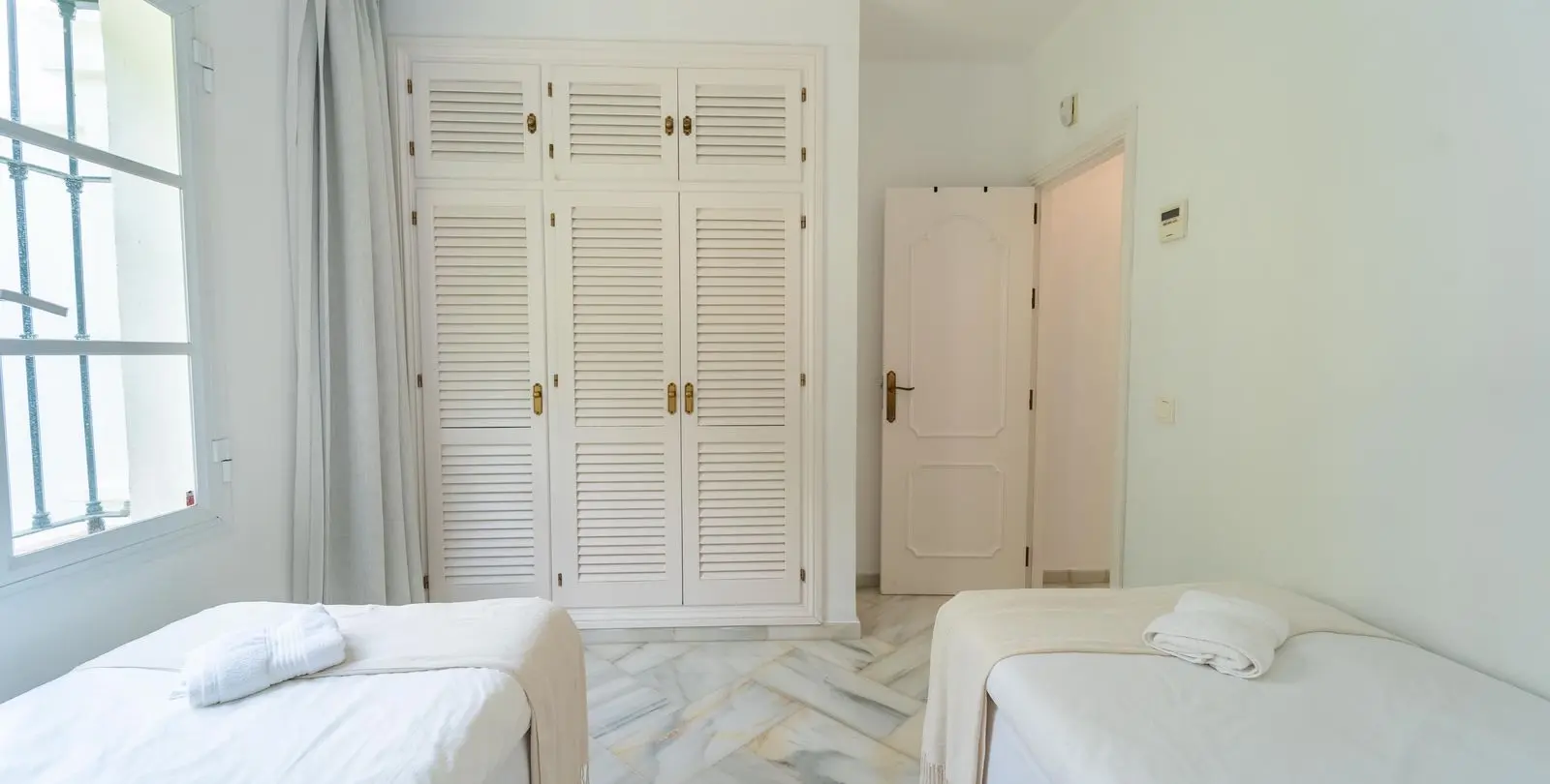 Sale of detached villa in Elviria 54