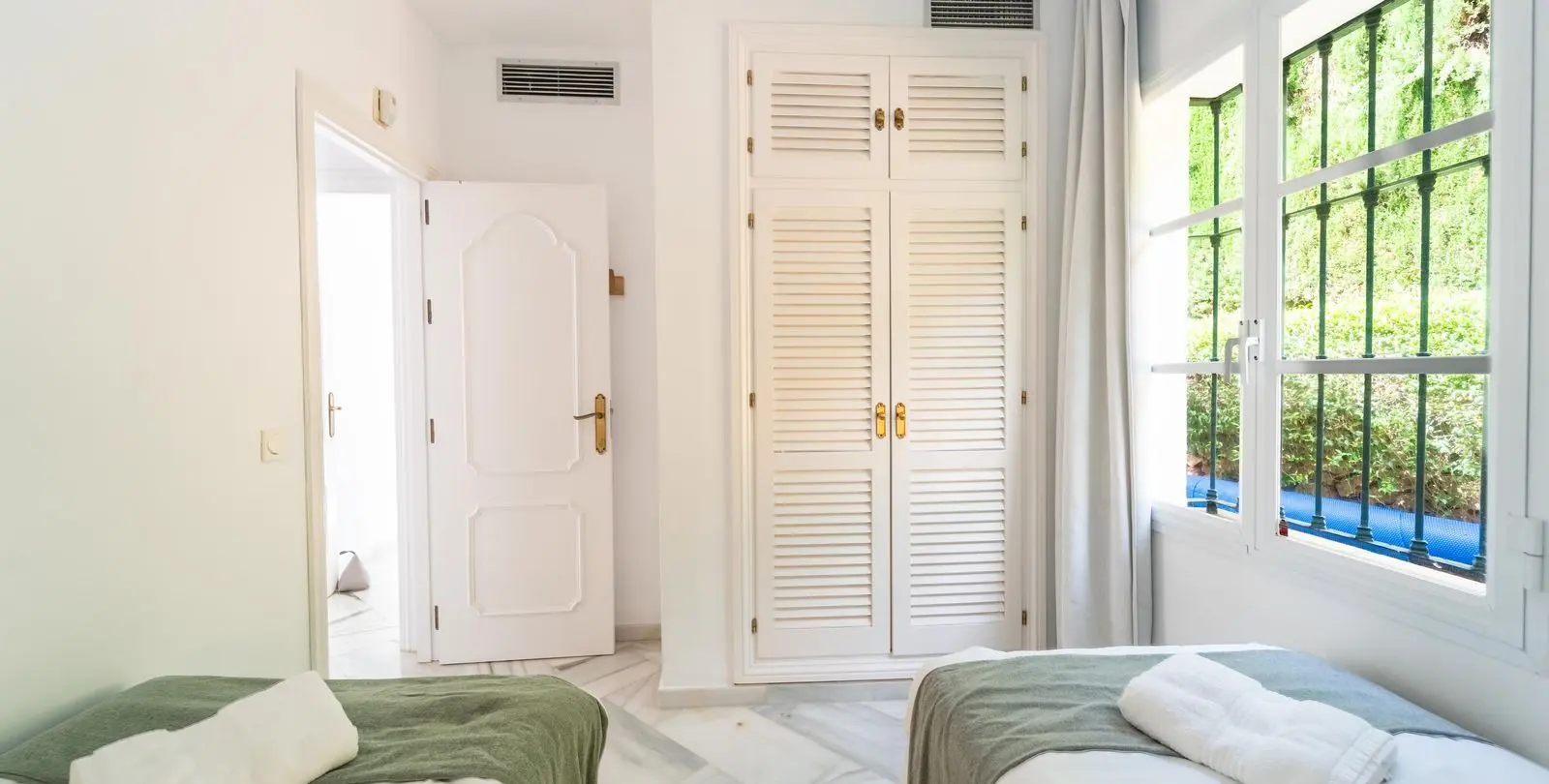 Sale of detached villa in Elviria 60