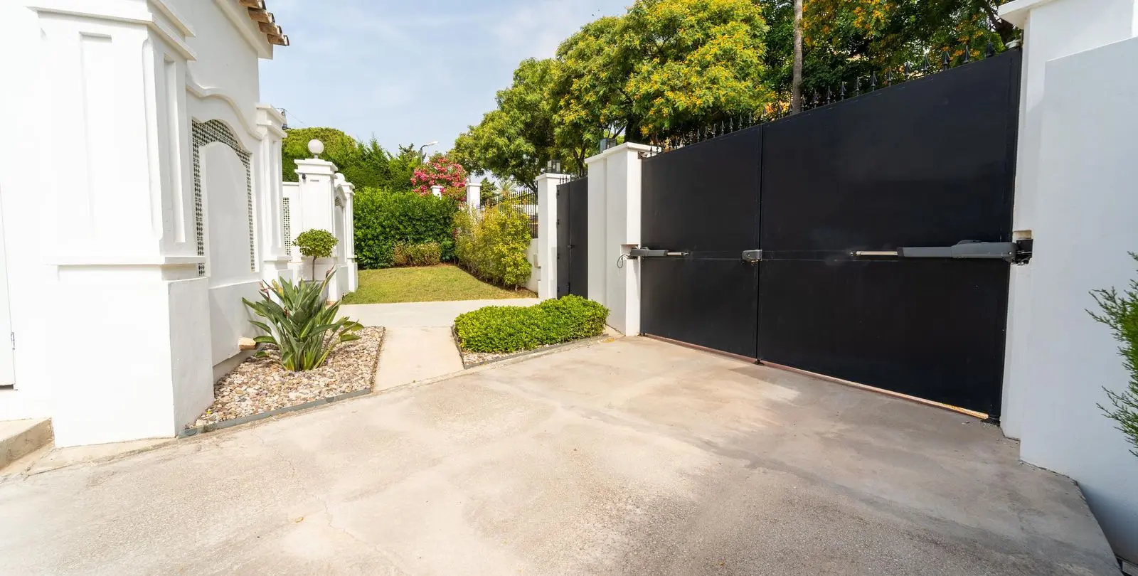 Sale of detached villa in Elviria 86
