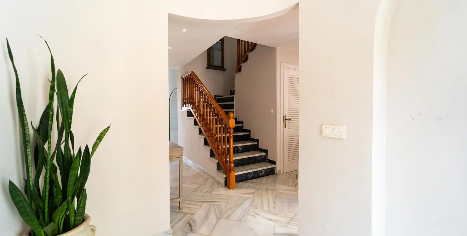 Sale of detached villa in Elviria 26