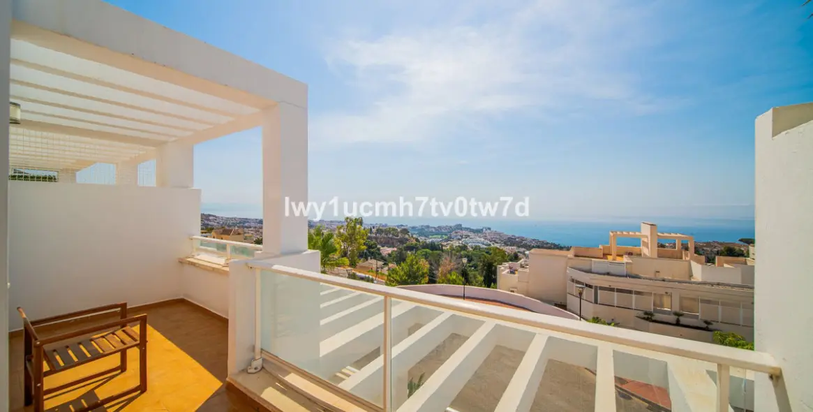 Sale of middle floor apartment in Benalmadena 1