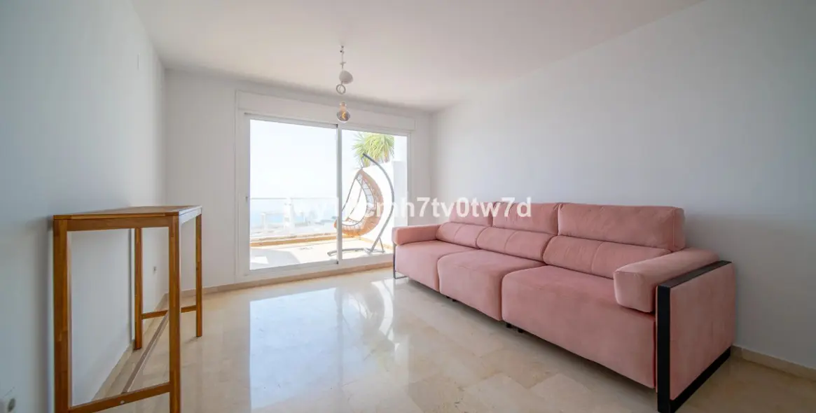 Sale of middle floor apartment in Benalmadena 2