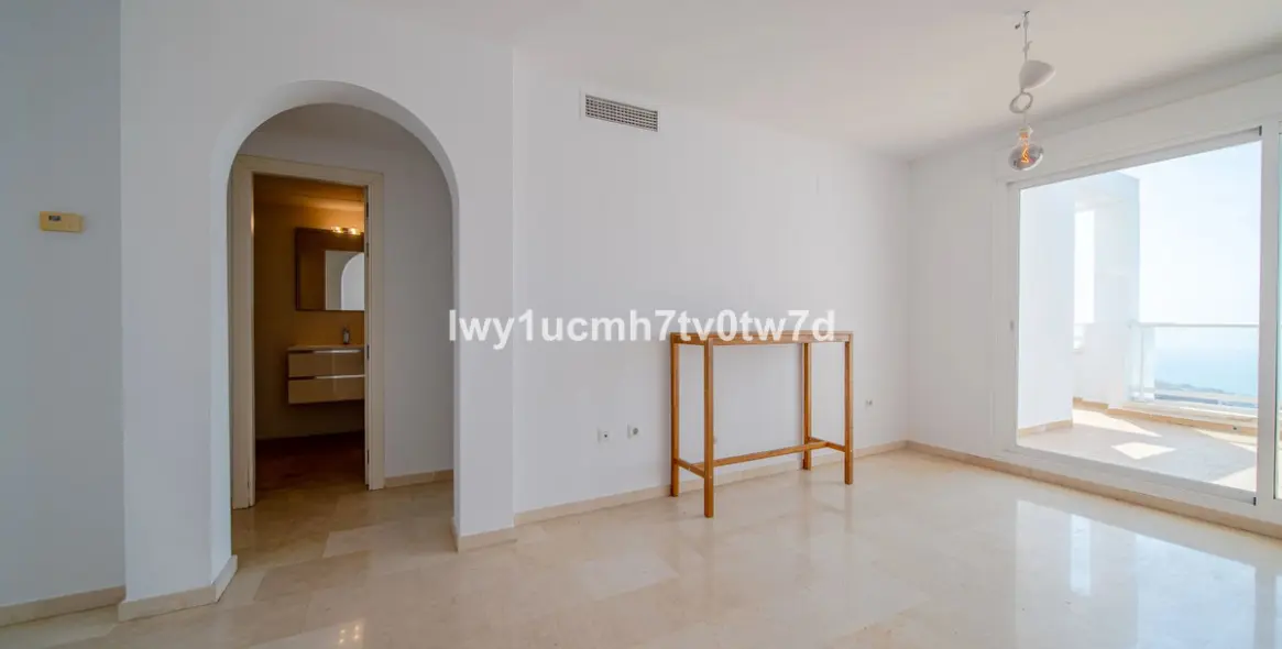 Sale of middle floor apartment in Benalmadena 6