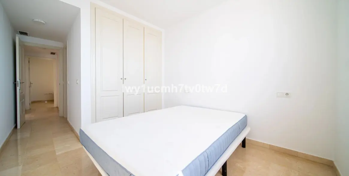 Sale of middle floor apartment in Benalmadena 17