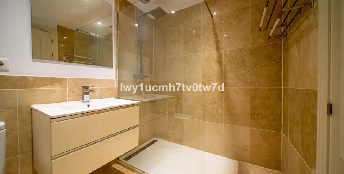 Sale of middle floor apartment in Benalmadena 20