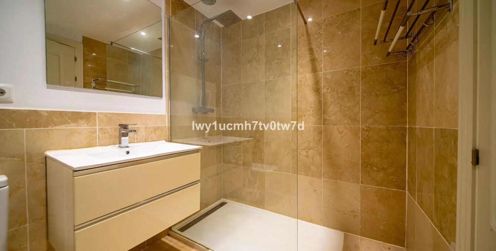 Sale of middle floor apartment in Benalmadena 20
