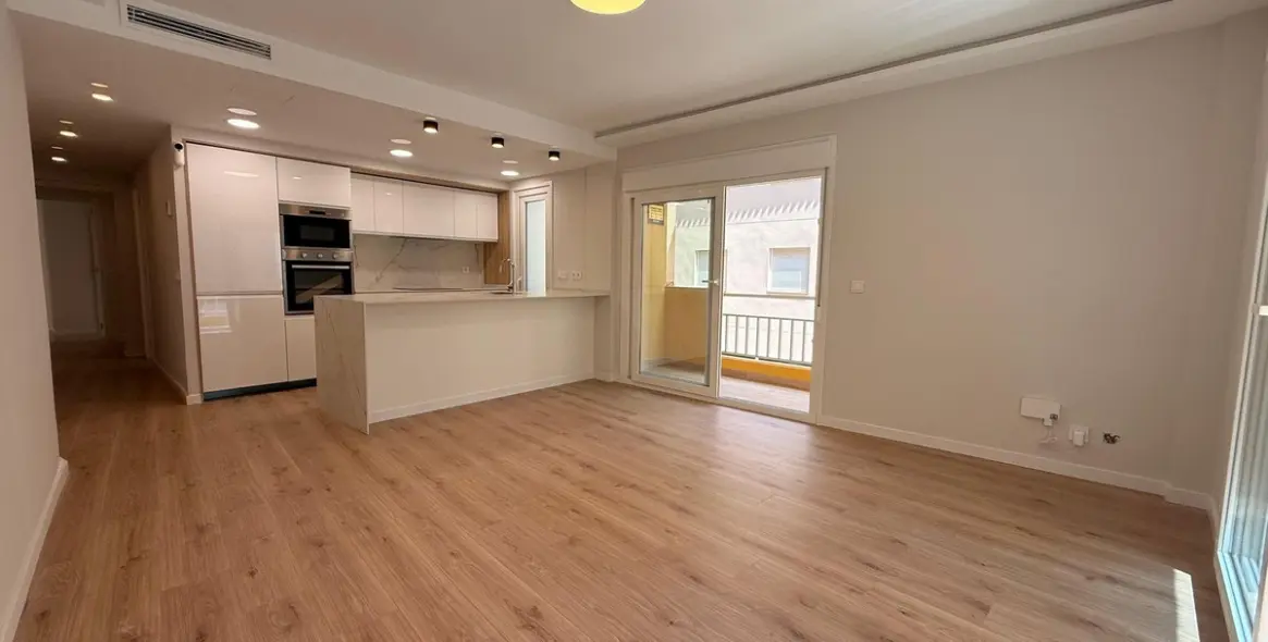 Sale of middle floor apartment in Fuengirola 1