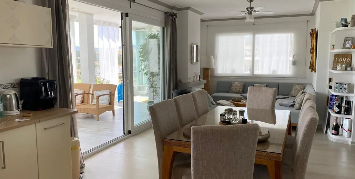 Sale of penthouse in Estepona 2