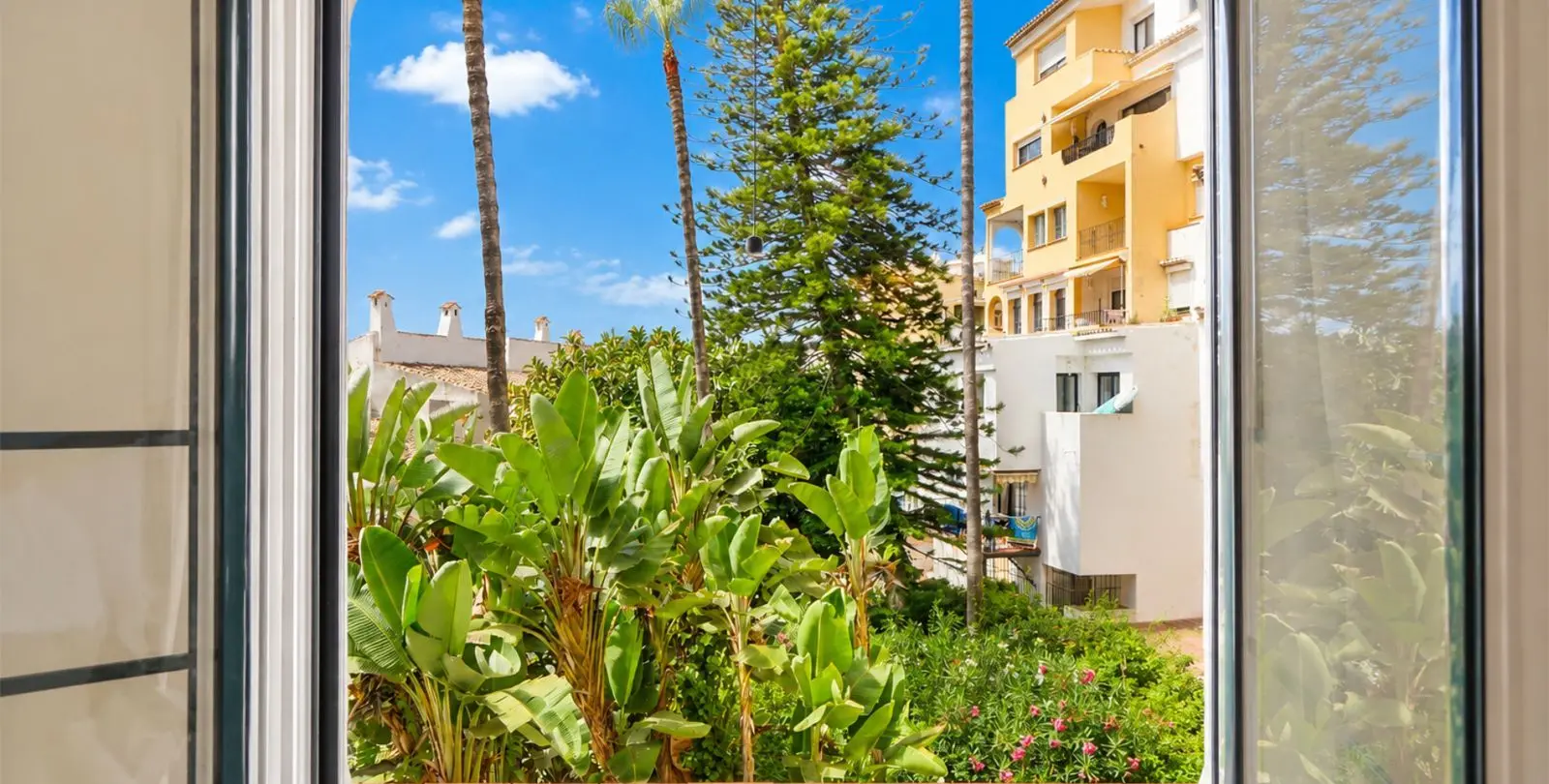 Sale of middle floor apartment in Puerto de Cabopino 1
