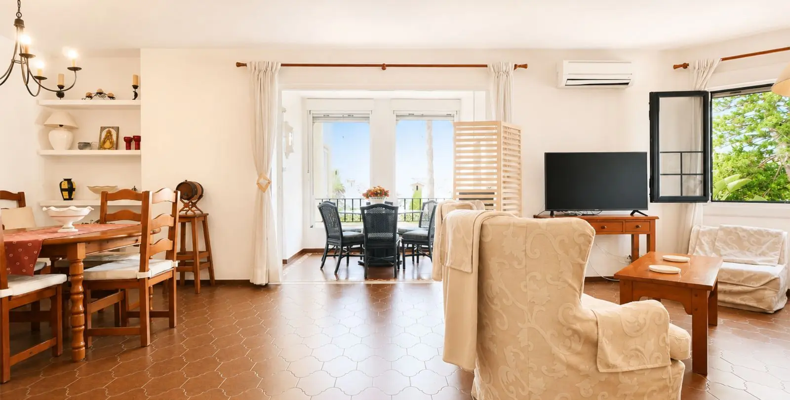 Sale of middle floor apartment in Puerto de Cabopino 2