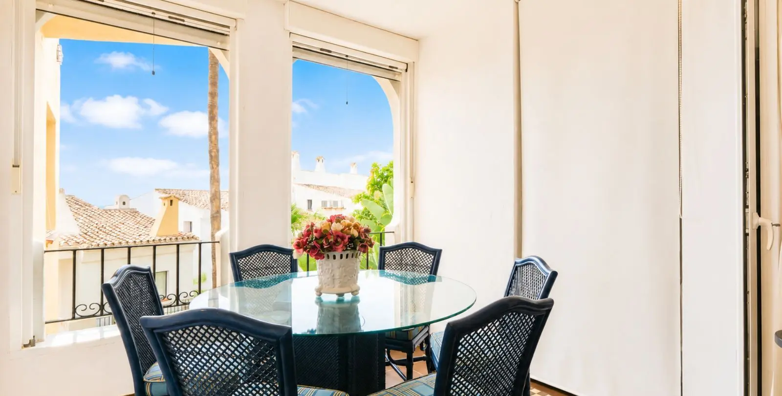 Sale of middle floor apartment in Puerto de Cabopino 5