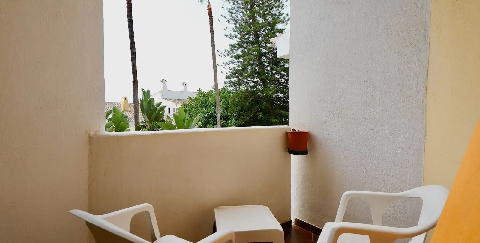 Sale of middle floor apartment in Puerto de Cabopino 16
