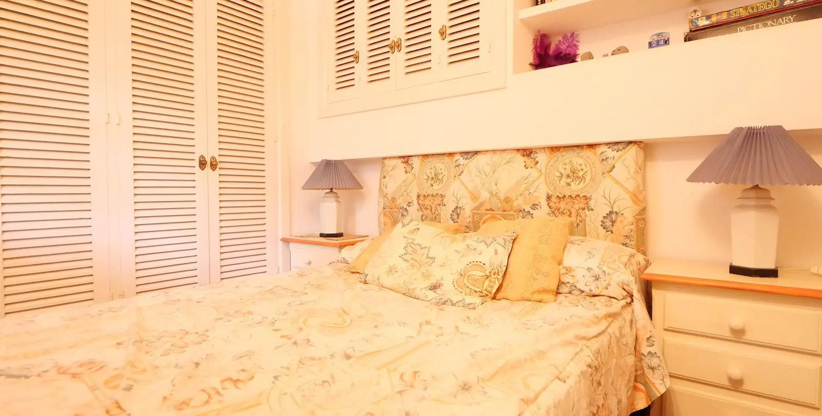 Sale of middle floor apartment in Puerto de Cabopino 18