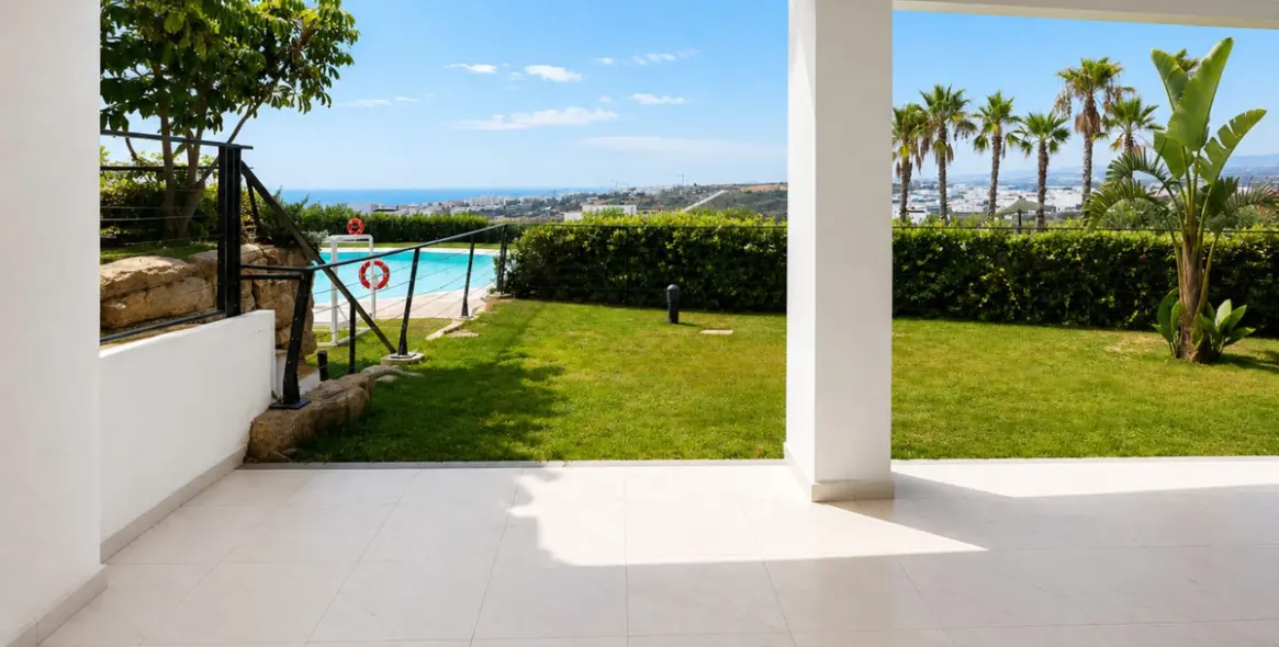 Sale of ground floor apartment in Estepona 1