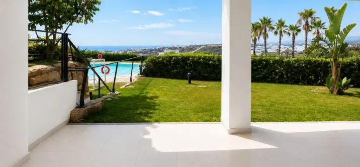Sale of ground floor apartment in Estepona 0
