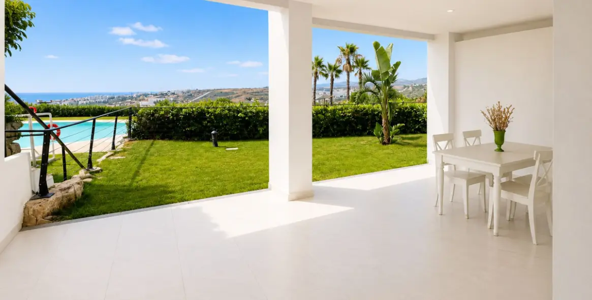 Sale of ground floor apartment in Estepona 2