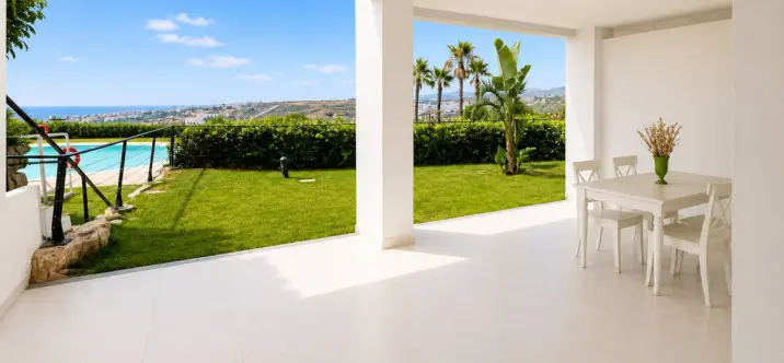 Sale of ground floor apartment in Estepona 1
