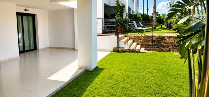 Sale of ground floor apartment in Estepona 2