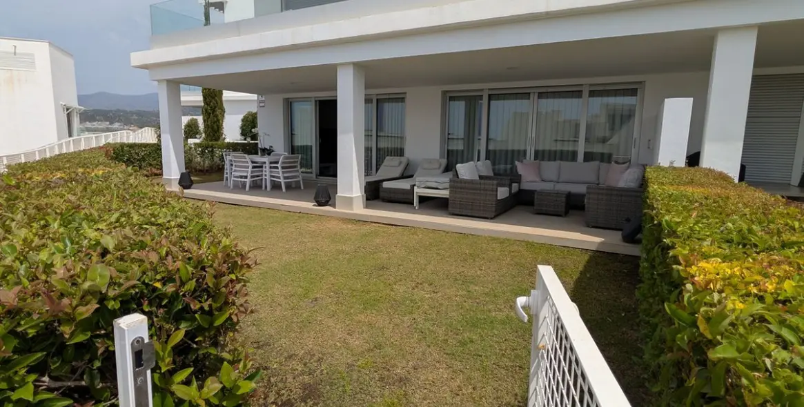 Sale of ground floor apartment in Estepona 1