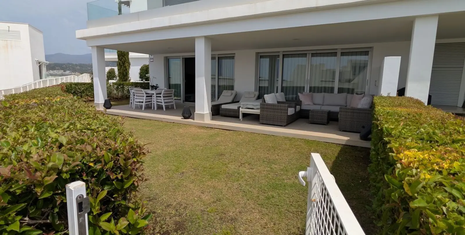 Sale of ground floor apartment in Estepona 1