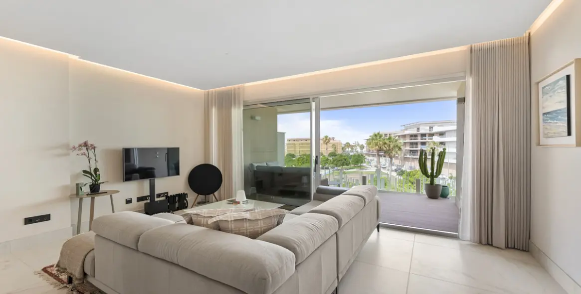 Sale of middle floor apartment in San Pedro de Alcántara 8