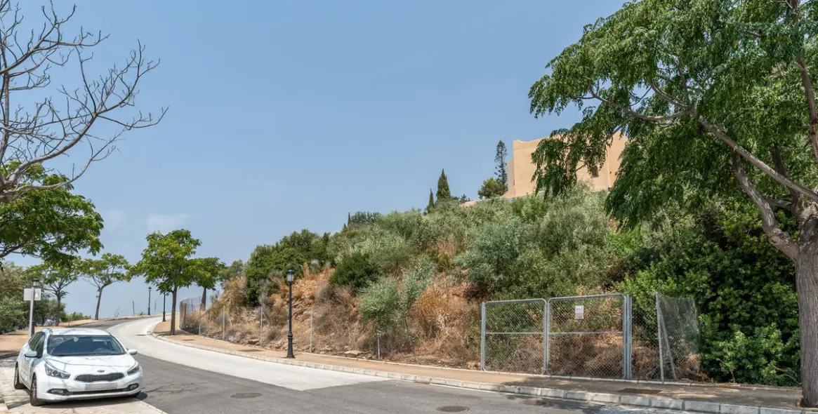 Venta de parcela residencial en Elviria 5