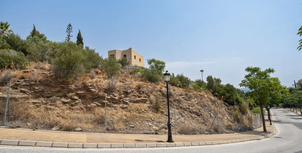Venta de parcela residencial en Elviria 8