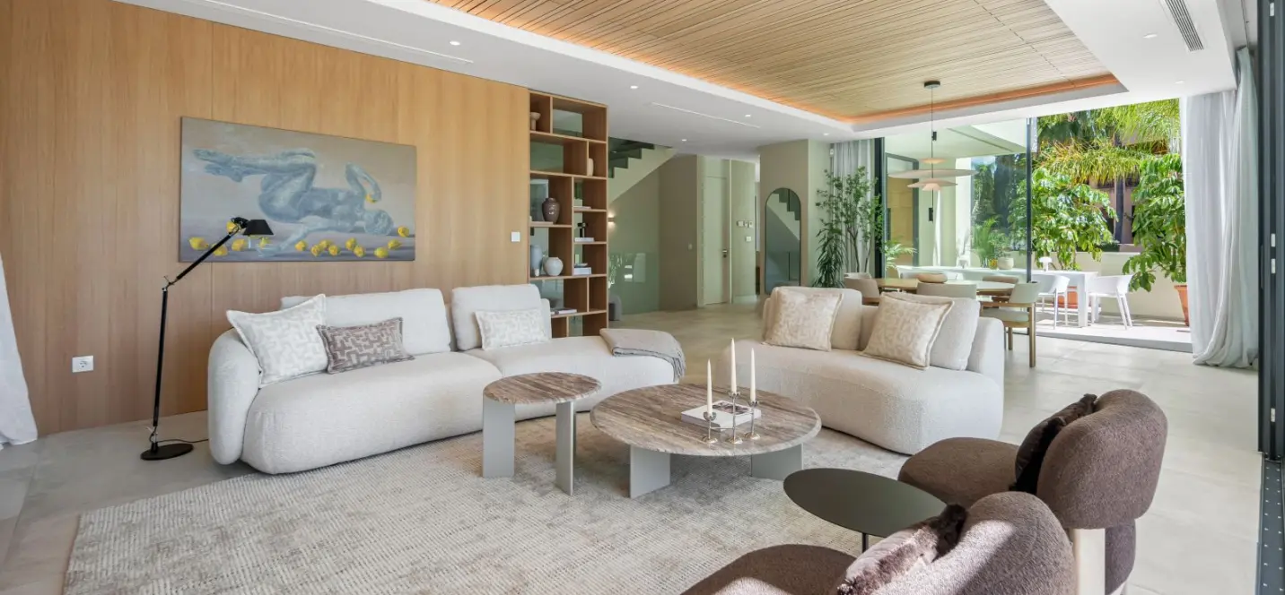 Sale of detached villa in Estepona 1