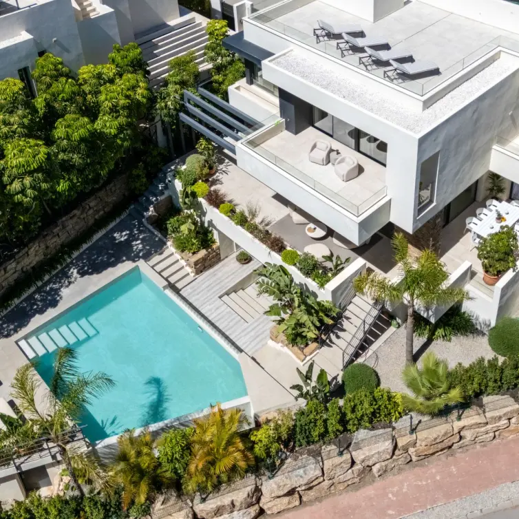 Sale of detached villa in Estepona