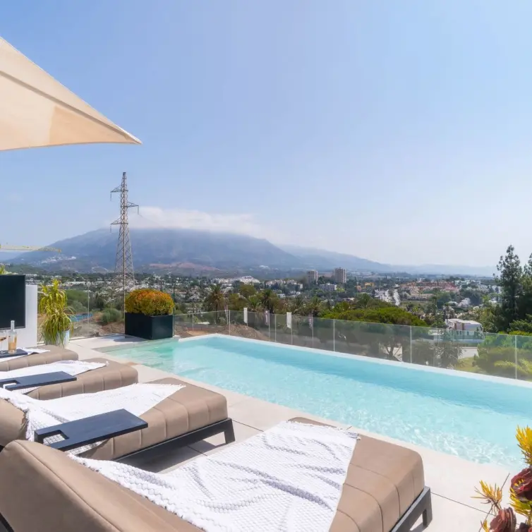 Sale of detached villa in Nueva Andalucía