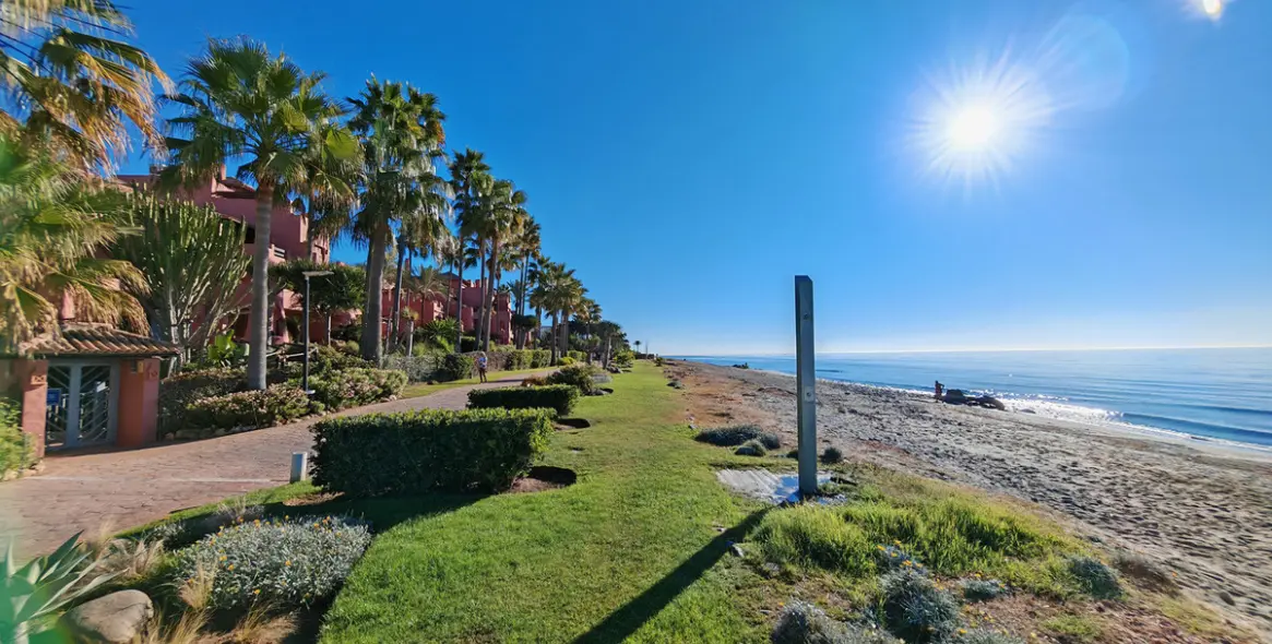 Venta de apartamento en planta media en Estepona 1