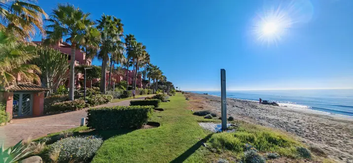 Venta de apartamento en planta media en Estepona 0