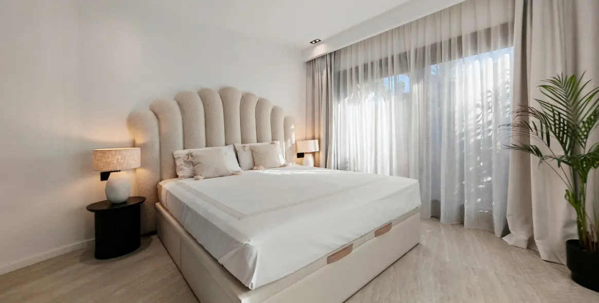 Venta de apartamento en planta media en Estepona 18