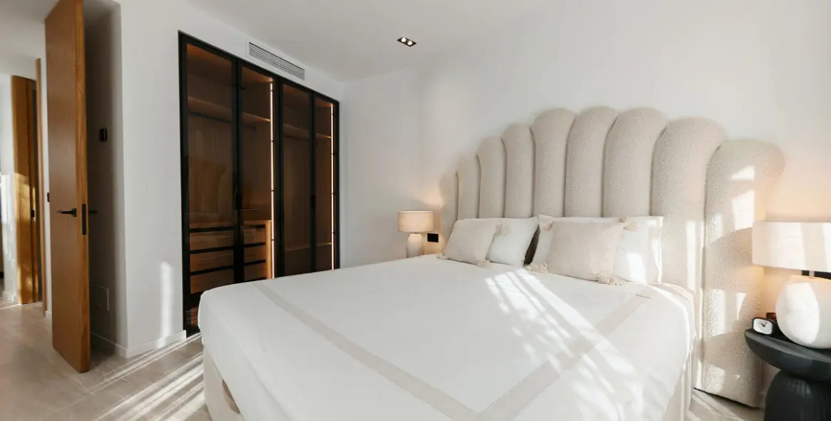 Venta de apartamento en planta media en Estepona 19