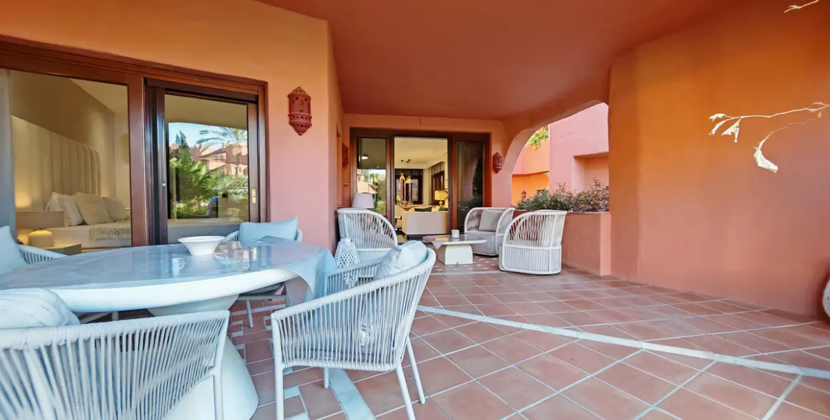 Venta de apartamento en planta media en Estepona 22