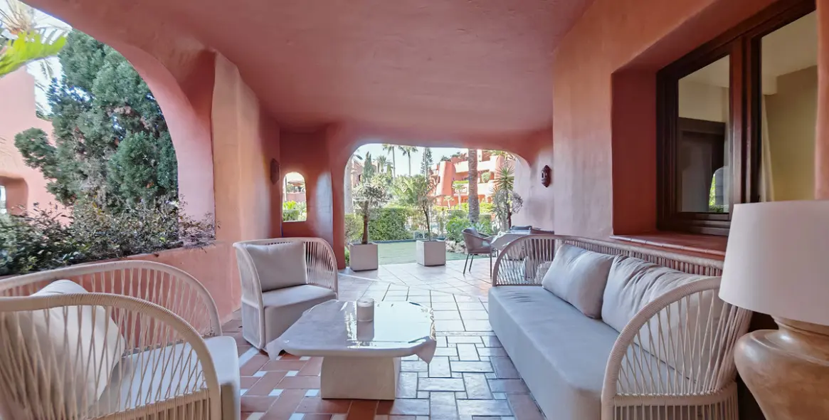 Venta de apartamento en planta media en Estepona 23