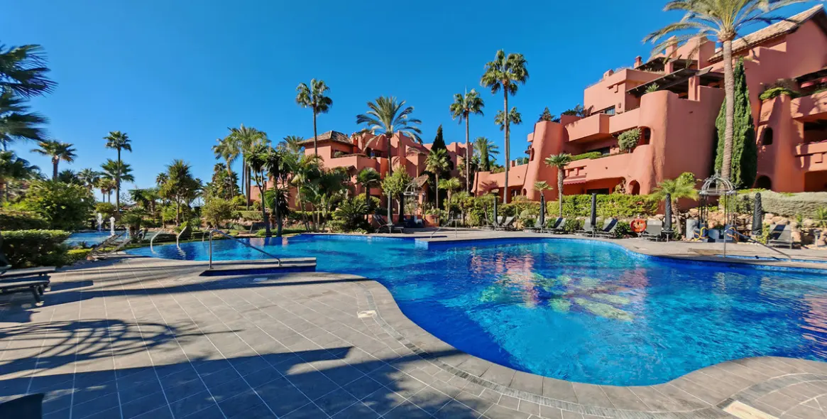 Venta de apartamento en planta media en Estepona 24