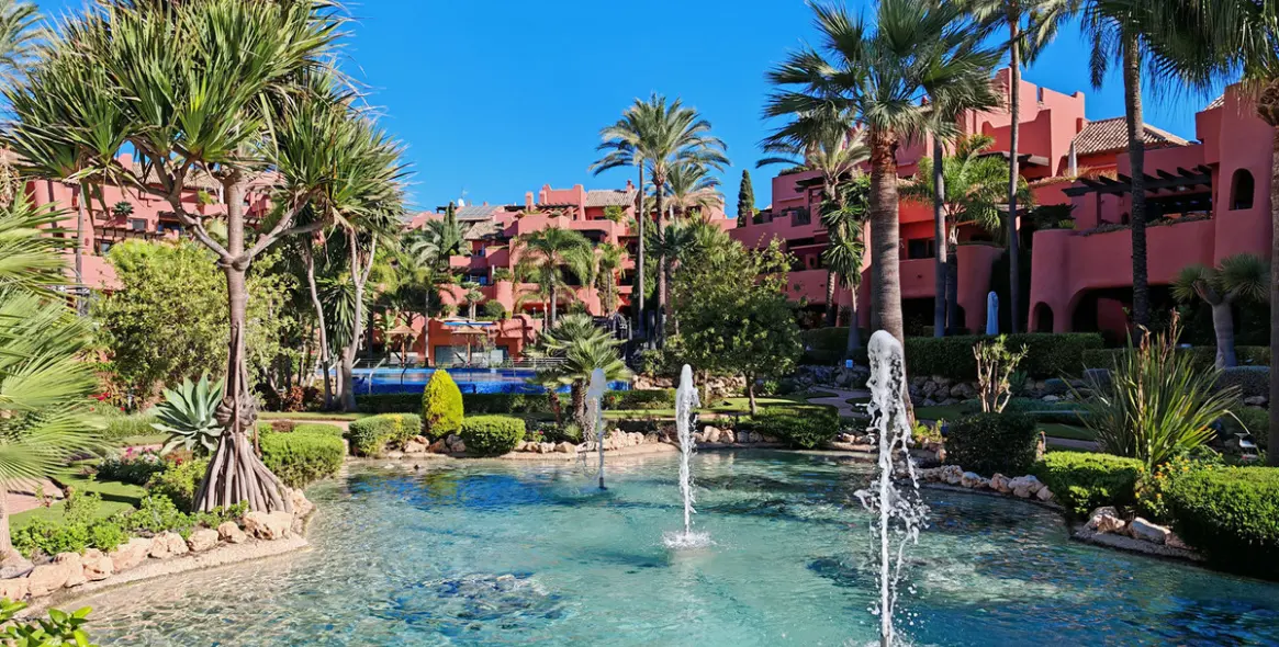 Venta de apartamento en planta media en Estepona 25