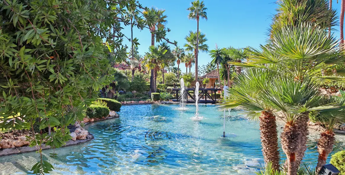 Venta de apartamento en planta media en Estepona 26